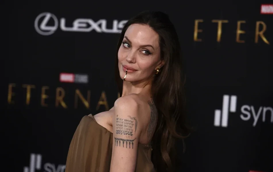 angelina-jolie-skoulariki-xeiliajpg.webp