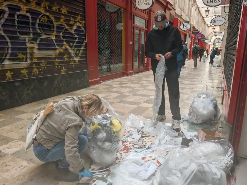 des-benevoles-nettoient-les-rues-a-lyon-apres-les-pillages-de-commerces-du-17-octobre-comme-ici-dans-le-passage-de-l-argue-photo-jerome-gallo-1792348478.jpg