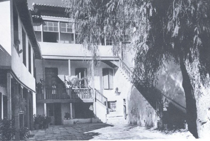 h-eikona-toy-ktirioy-epi-epokhi-othonos.jpg
