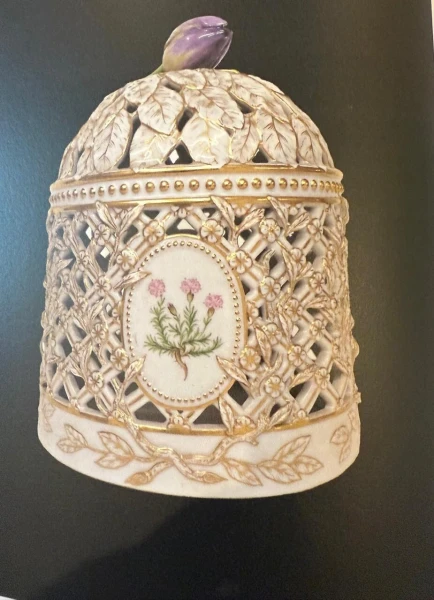 kalimma-typoy-ice-bell-dome-apo-porselani-tis-seiras-flora-danica-gamilio-dwro-pros-tin-anna-maria-kai-ton-konstantino-b.jpeg