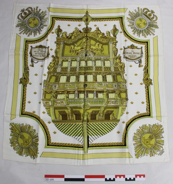 lefko-metaksoto-mantili-me-tin-prymni-toy-ghallikoy-plioy-soleil-royal-skhediastike-to-1963-ghia-ton-ghalliko-iko-hermes.jpeg