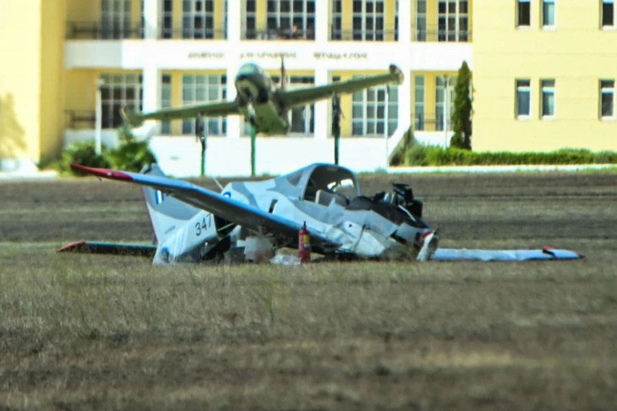 tatoi-ptosi-aeroskafous30.jpg