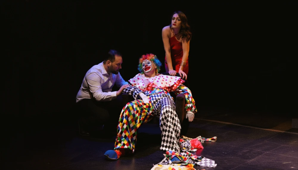 thelima-clown-on-chair-3-on-stage-02.png