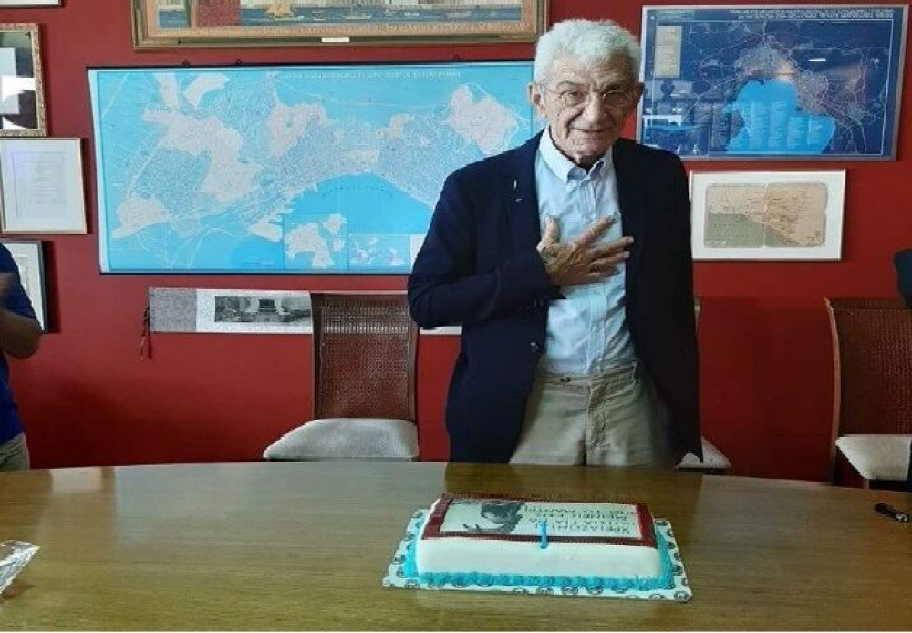 Ο Μπουτάρης έγινε 77 και του έφτιαξαν τούρτα με… τράγο (ΦΩΤΟ)