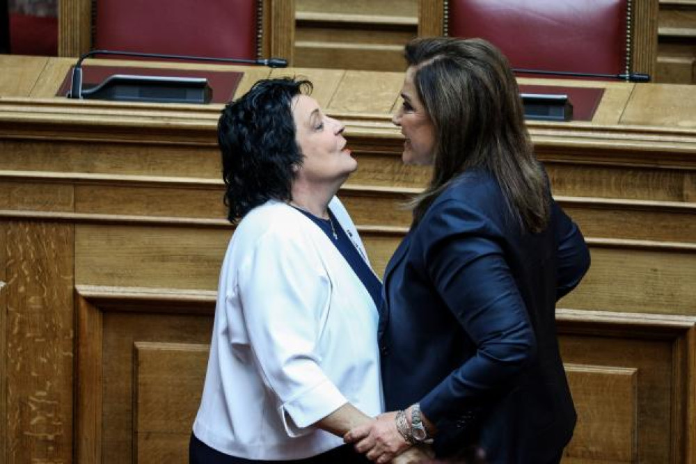Καρέ – καρέ ο σφιχτός εναγκαλισμός Μπακογιάννη – Κανέλλη (Photos)