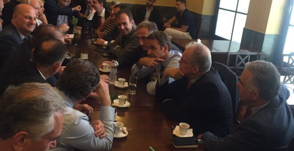 Βουλή: Χαλαρός καφές (άνευ τσιγάρου) Μητσοτάκη με «γαλάζιους βουλευτες