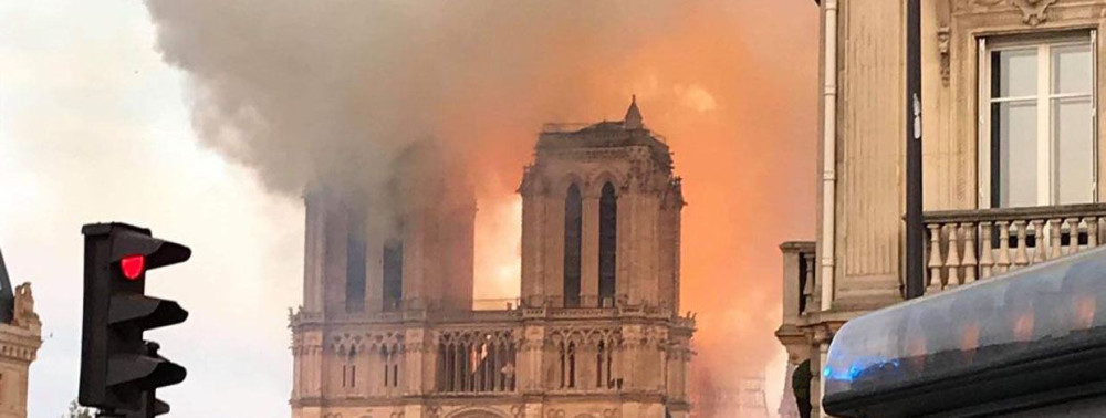 Φλέγεται η Παναγία των Παρισίων