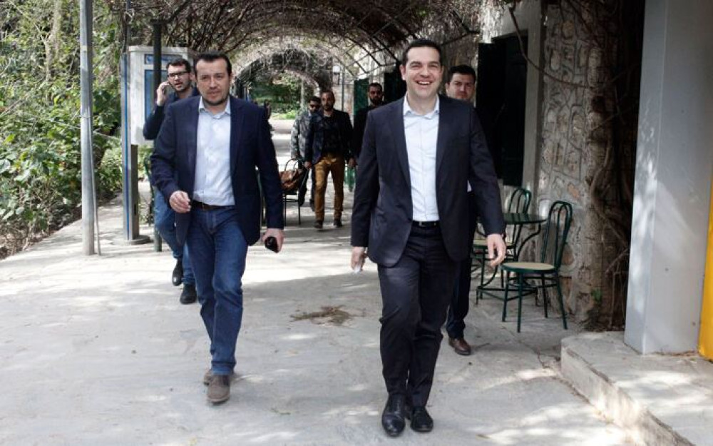 Ο τυφώνας (Πετσίτη) χτυπάει αλύπητα το Μαξίμου
