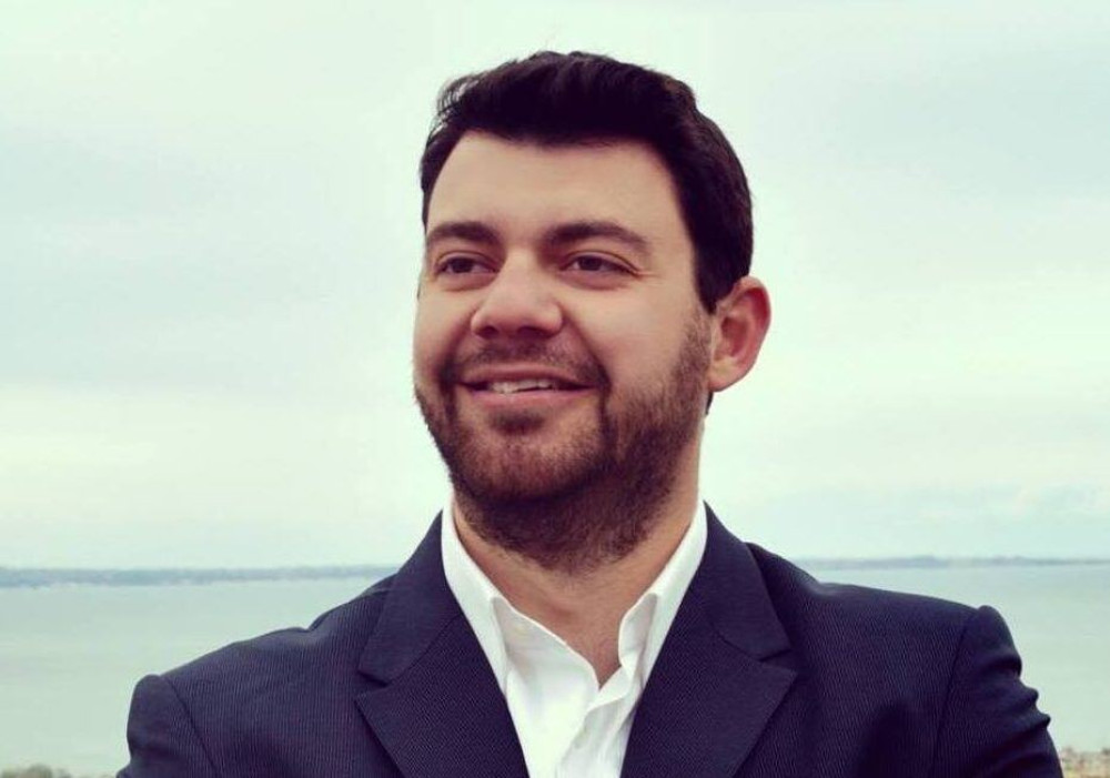 “Μας δουλεύει ο δήμαρχος ή τον… δουλεύουν;”