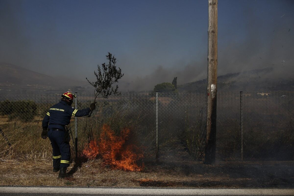 Σε ύφεση η πυρκαγιά στα Καλύβια – Σε επιφυλακή η Πυροσβεστική