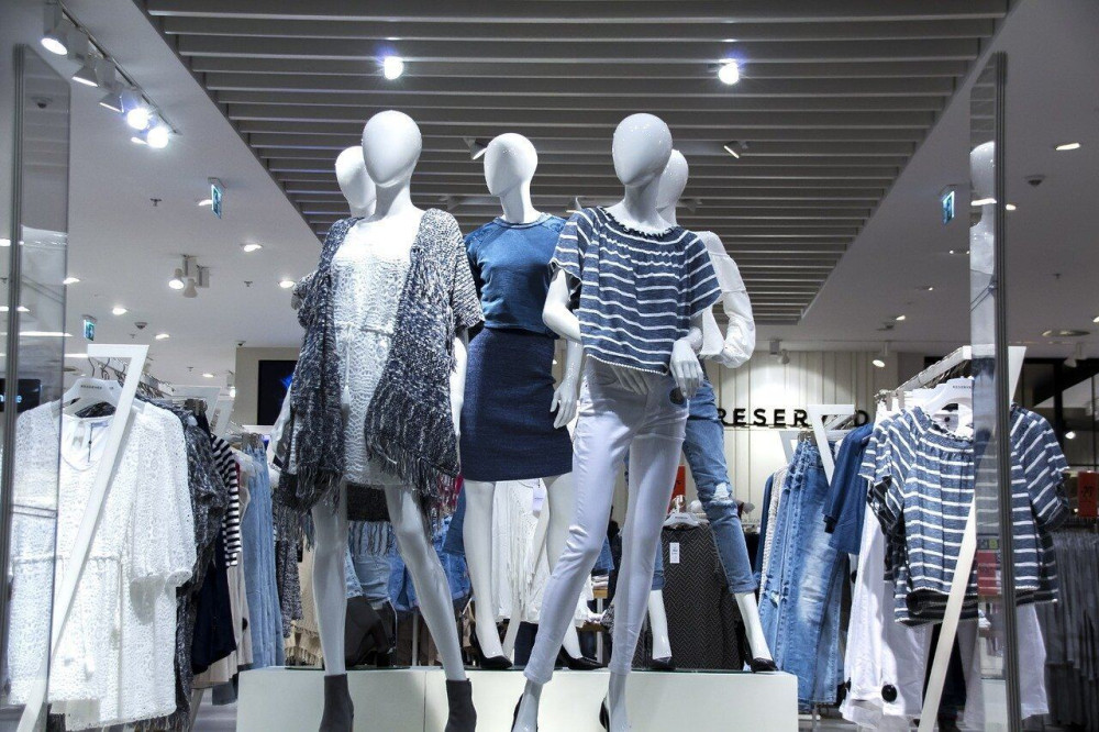 ΕΕ: Σταθερές οι πωλήσεις σε τρόφιμα και τσιγάρα – Βουτιά σε ρούχα και παπούτσια