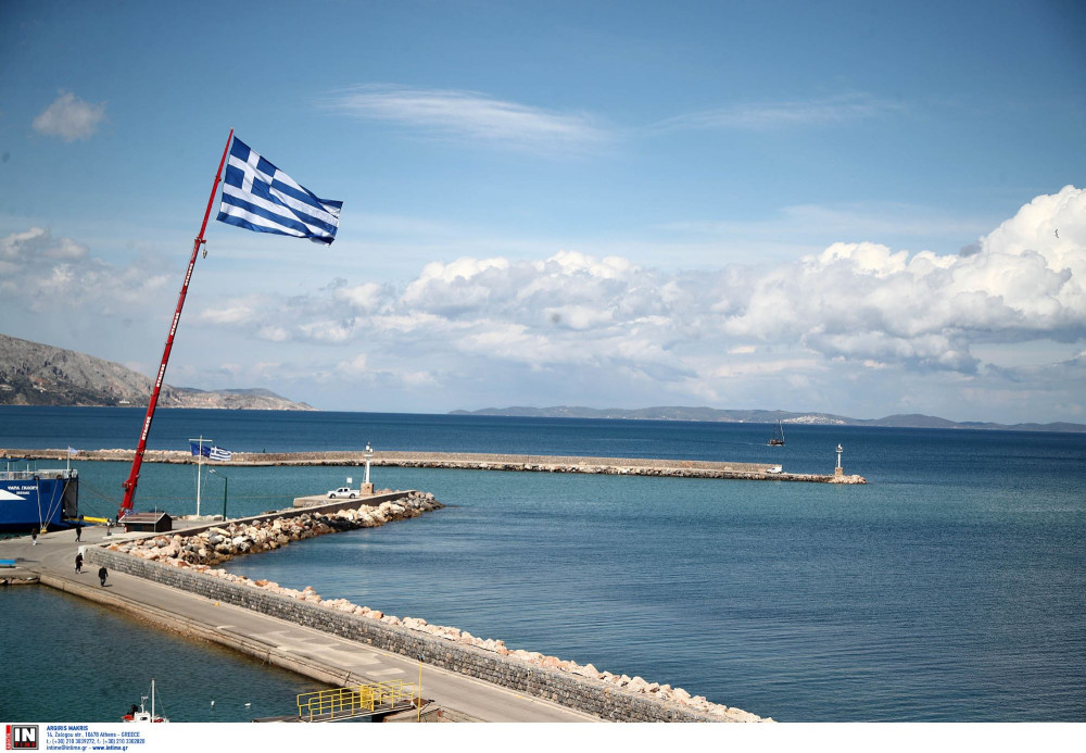 Υψώθηκε υπό βροχή η μεγάλη σημαία στο λιμάνι της Χίου (video)