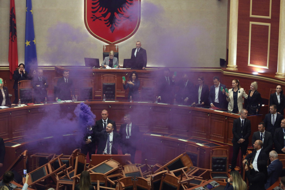 Χάος στην Αλβανία: οι βουλευτές πιάστηκαν στα χέρια εν μέσω των σφοδρών διαδηλώσεων (video)