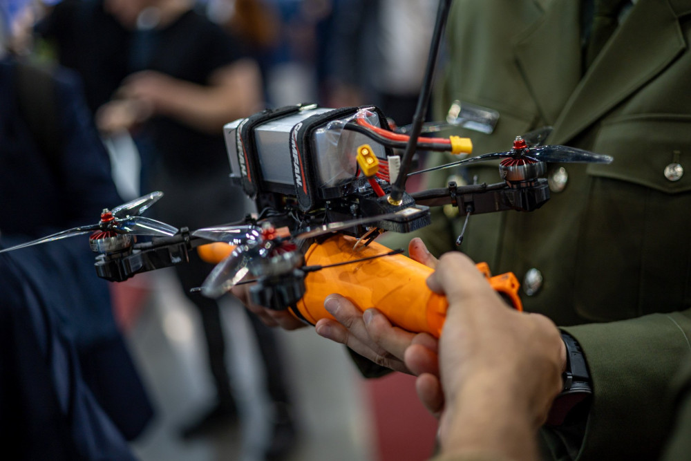 Εντυπωσιακό βίντεο με ουκρανικό drone να καταστρέφει ρωσικό ελικόπτερο πριν εκτοξεύσει πύραυλο
