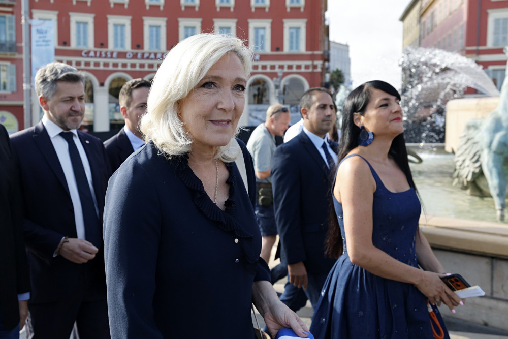 Η κληρονόμος της στάχτης: η Λεπέν και οι φλόγες του Οκτωβρίου