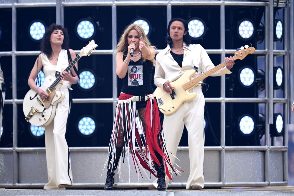 Η Κάιλι Μινόγκ γίνεται «Μάγισσα-Γάτα» στο «Bad Fairies» της Σίνθια Ερίβο