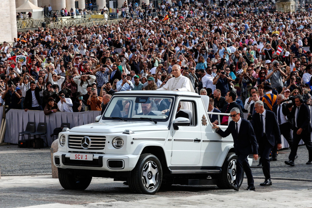 Τα Popemobile στο Βατικανό: Από την πολυτέλεια του 1930 στην ηλεκτροκίνηση (photos & video)