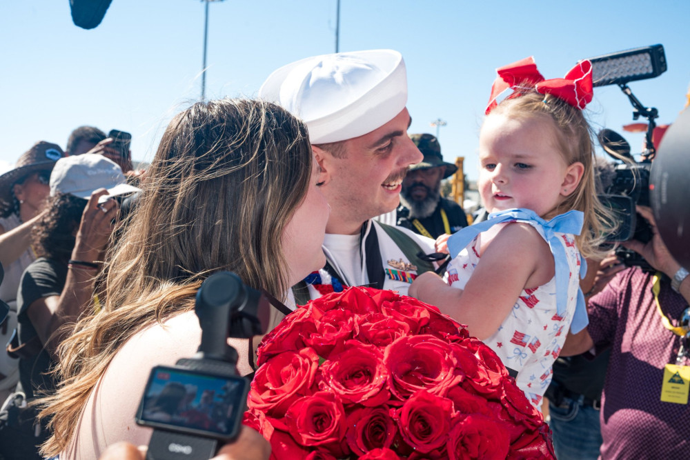 Το USS Abraham Lincoln επέστρεψε στις ΗΠΑ: 122 στρατιωτικοί γνώρισαν για πρώτη φορά τα παιδιά τους (video)