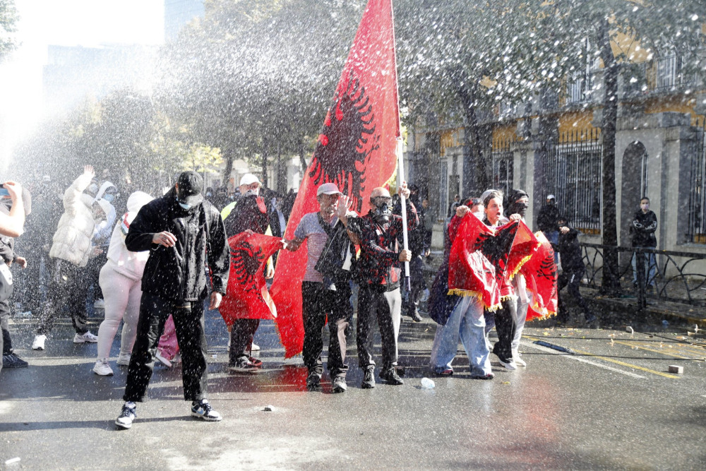 Συνεχίζονται οι διαδηλώσεις στην Αλβανία - Έντι Ράμα: Οι γονείς θα πληρώσουν τις καταστροφές