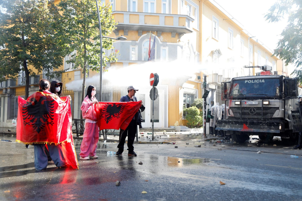 Αλβανία: συγκρούσεις αστυνομικών με διαδηλωτές τη νύχτα στα Τίρανα