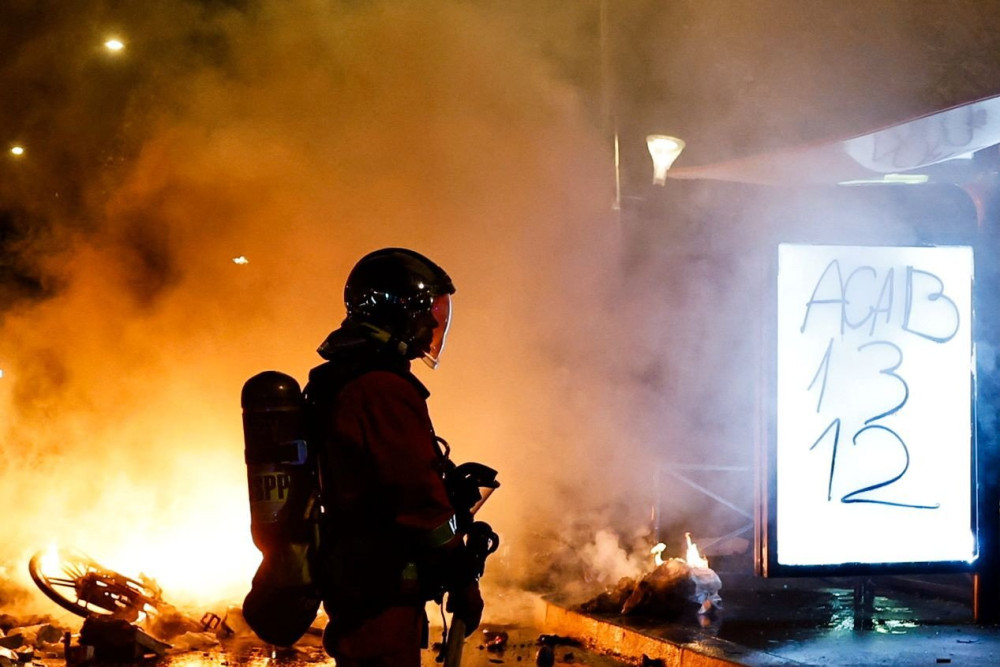Η Γαλλία καίγεται: βία, καταστροφές και πολιτική εκμετάλλευση