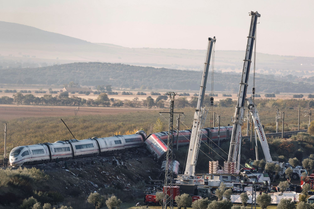Ισπανία: έρευνες στα συντρίμμια των τρένων και ερωτήματα για την ασφάλεια - Απεργούν οι μηχανοδηγοί