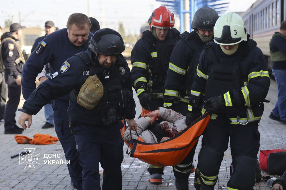 Βίντεο-σοκ από Ουκρανία: πατέρας καταρρέει δίπλα στη σορό της 15χρονης κόρης του