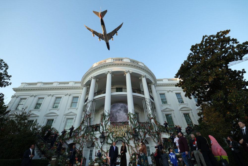 Air Force One: Η χαμηλή πτήση πάνω από τον Λευκό Οίκο που προκάλεσε καθυστερήσεις σε 202 πτήσεις (video)