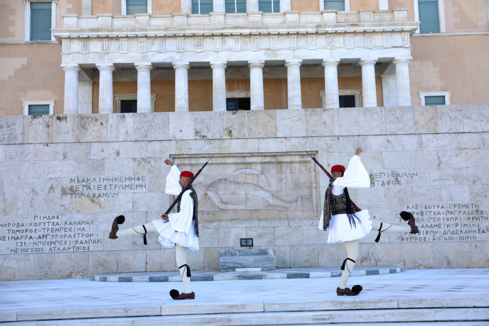 Μνημείο του Αγνώστου Στρατιώτη: εγκρίθηκε η ανάπλαση με μάρμαρο Αλιβερίου - Οι αλλαγές στο Εθνικό Αρχαιολογικό Μουσείο