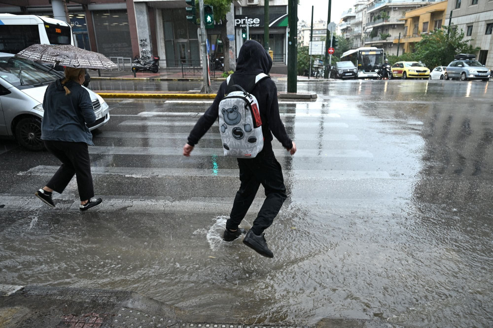 Πλημμύρες σε Αττική, Εύβοια, Σκιάθο και Ρόδο - Κλειστοί δρόμοι, προβλήματα στην ηλεκτροδότηση