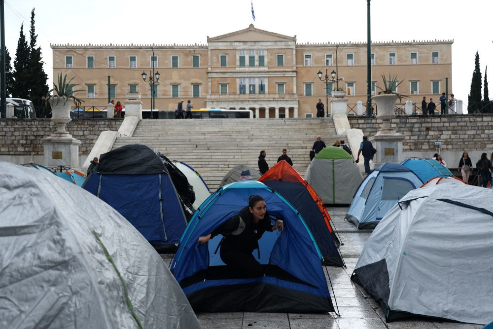 Σύνταγμα: οι φοιτητές έστησαν σκηνές, η αντιπολίτευση... σκηνικά «Αγανακτισμένων»
