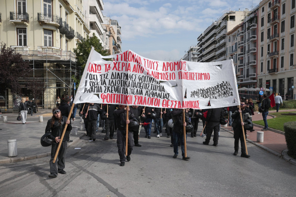 Σε εξέλιξη πανεκπαιδευτικά συλλαλητήρια σε Θεσσαλονίκη, Πάτρα, Λάρισα, Κρήτη - Δέκα προσαγωγές στην Αθήνα (video)