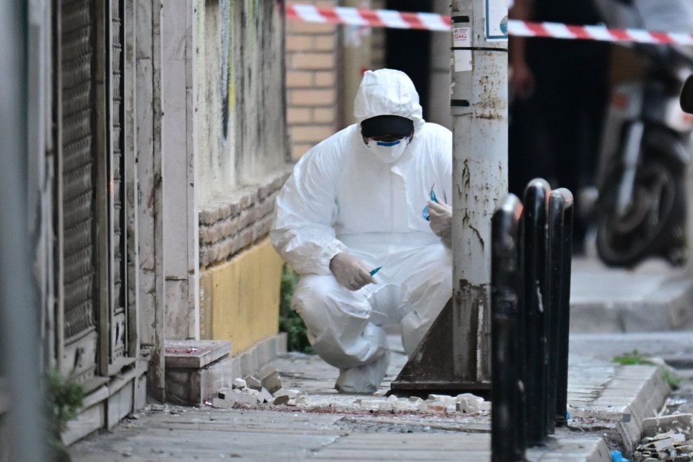 Κολωνός: βίντεο-ντοκουμέντο ελάχιστες στιγμές μετά την έκρηξη σε είσοδο πολυκατοικίας