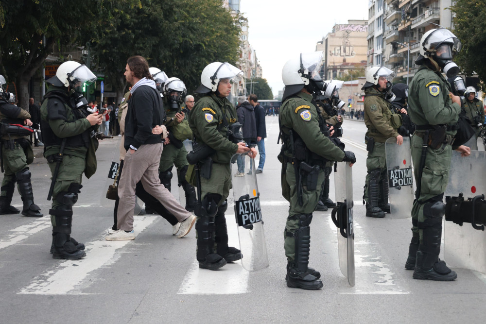 Νέα επεισόδια στο κέντρο της Θεσσαλονίκης: κουκουλοφόροι επιτέθηκαν σε αστυνομικούς (video)