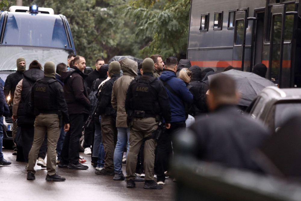 «Χωριάτικο»: με πούλμαν στην Ευελπίδων οι 30 πρώτοι συλληφθέντες