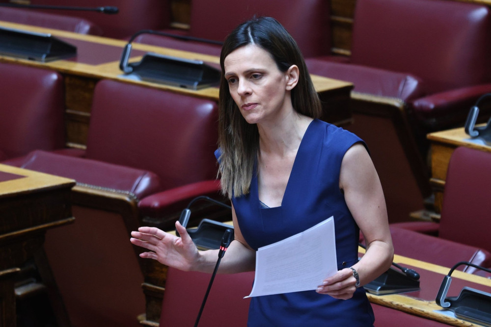 Αχτσιόγλου: Λέει ότι δεν ήταν χρήσιμη στη Βουλή αλλά τρέχει υποψήφια με την ΕΛΑΣ (video)