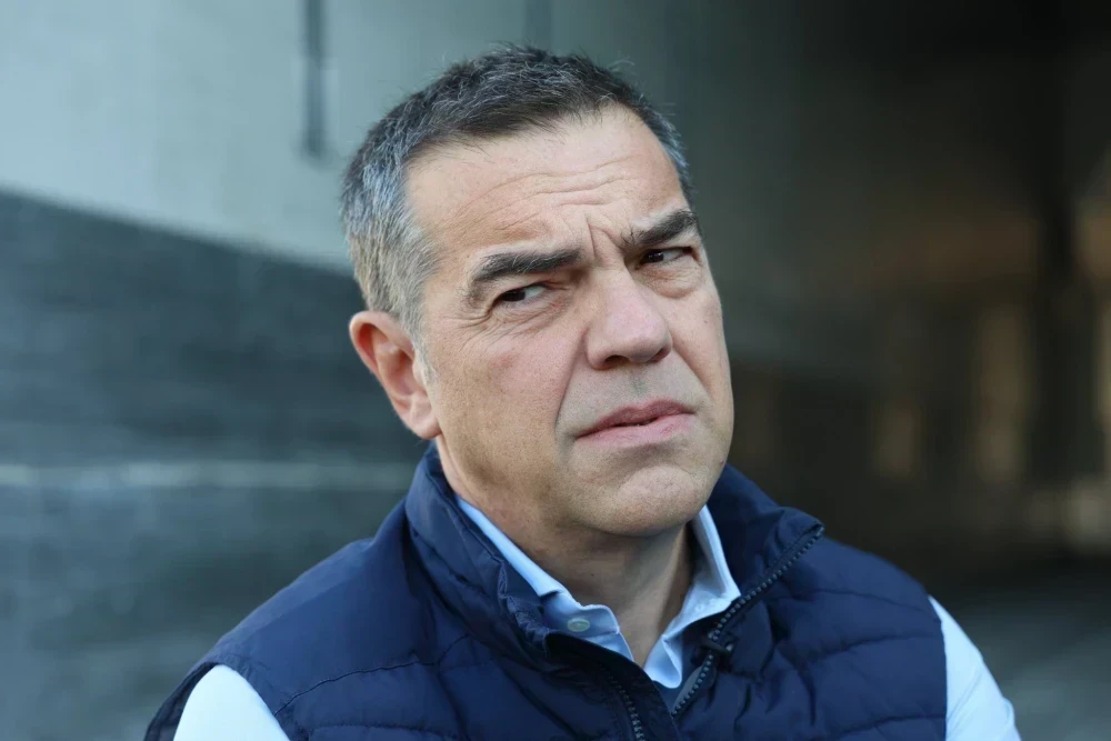 Ο Τσίπρας κατηγορεί την κυβέρνηση για υποθέσεις διαφθοράς που ξεκίνησαν επί ημερών του
