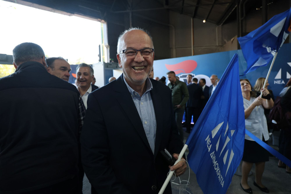 «Τι έπρεπε να κρατάω, σημαία του ΣΥΡΙΖΑ»: η απάντηση Φλωρίδη στην άστοχη κριτική ΠΑΣΟΚ (video)