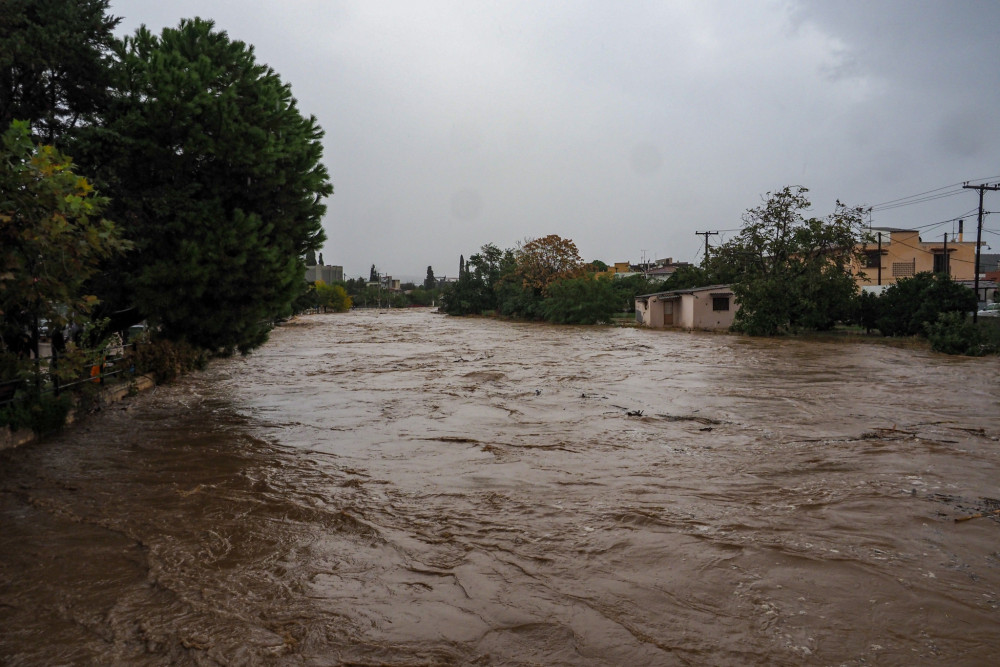 Δρόμοι-ποτάμια και στη Σύμη λόγω της κακοκαιρίας (video)