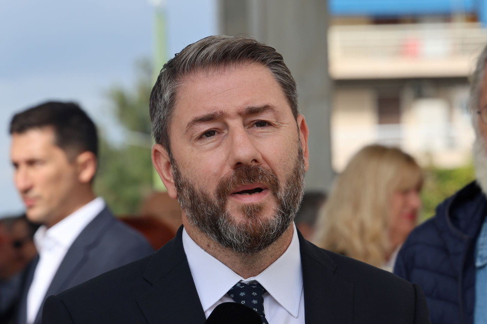 To ΠΑΣΟΚ, η κολλημένη βελόνα και η αγωνία του Ανδρουλάκη