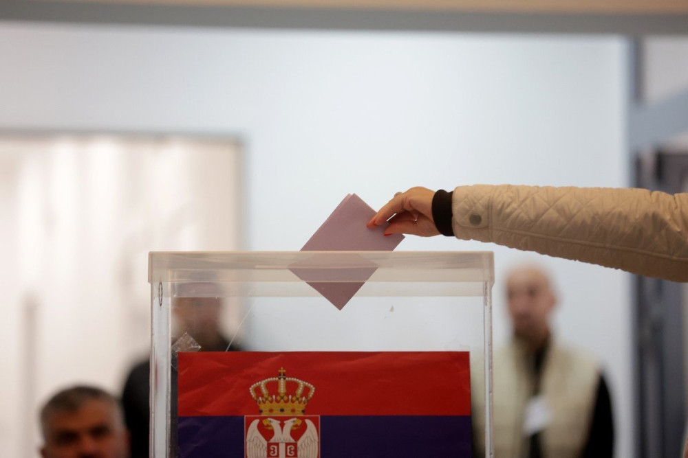 Εκλογές στη Σερβία: Καταγγελίες για παρατυπίες, επεισόδια και ισχυρή παρουσία των δυνάμεων καταστολής στο Βελιγράδι