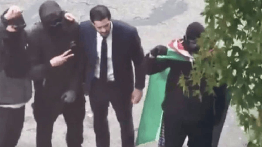 Γαλλία: στέλεχος του Μελανσόν ποζάρει με κουκουλοφόρους και παλαιστινιακή σημαία (video)