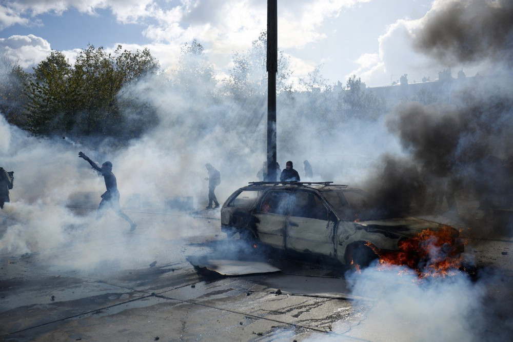 Το διαχρονικό μίσος των άκρων για τη Δημοκρατία