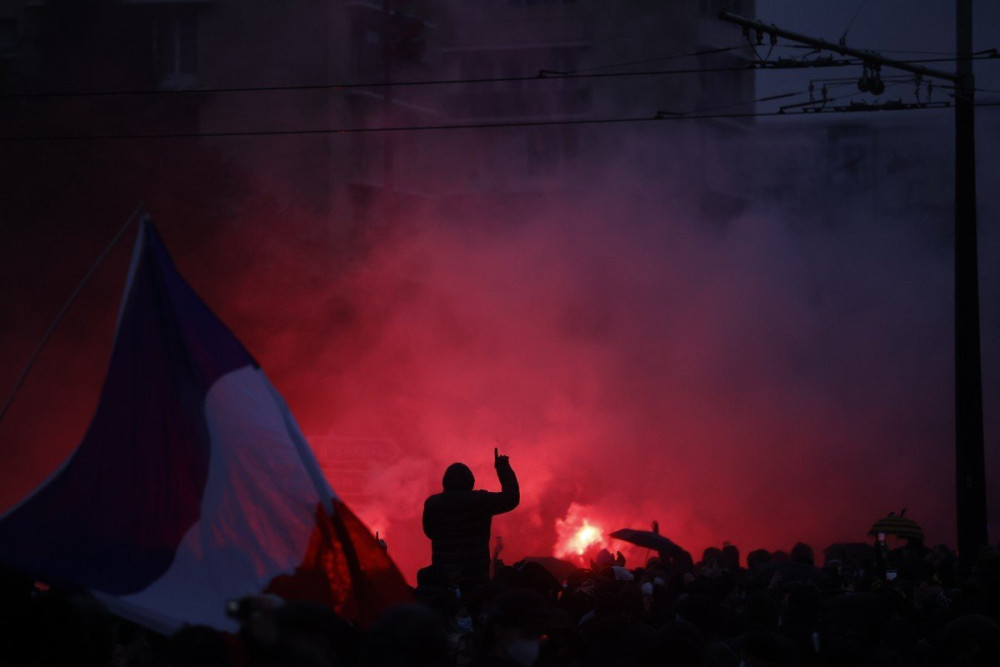 Προσαγωγές και συλλήψεις στη Γαλλία - Χημικά και πλαστικές σφαίρες στα Τίρανα (photo-video)