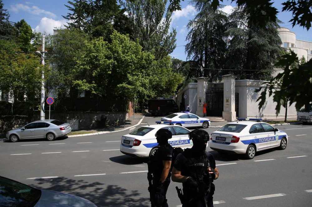 Βελιγράδι: είχε συλληφθεί για τρομοκρατία ο ανήλικος που επιτέθηκε στην πρεσβεία του Ισραήλ