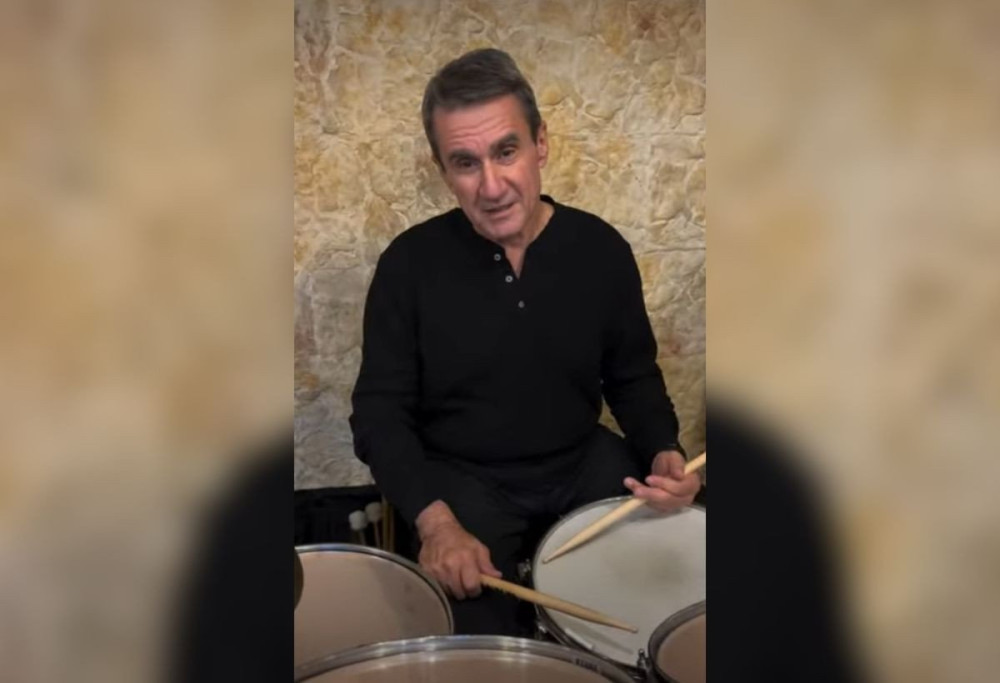 Ο Ανδρέας Λοβέρδος πιάνει τα ντραμς για καλό σκοπό: Φιλανθρωπική συναυλία για τα παιδιά της «Φλόγας» (video)