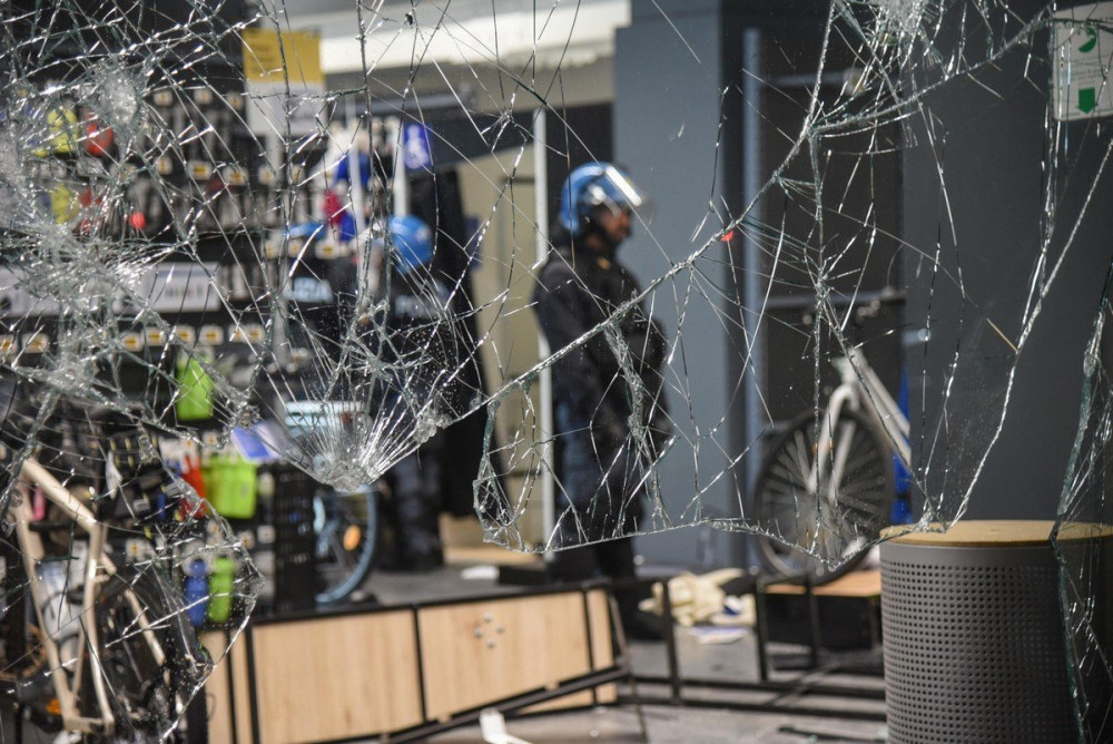Μιλάνο: Λεηλασίες σε σούπερ μάρκετ και ζημίες σε καταστήματα στη Via Torino - 160 προσαγωγές (photo-video)