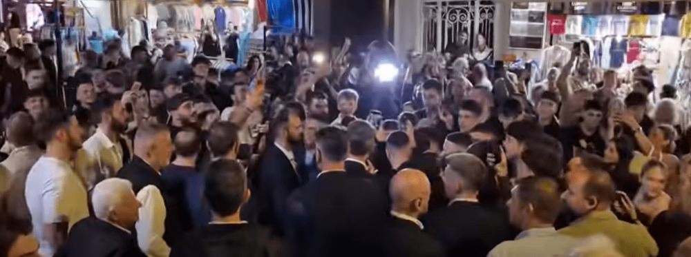 Νέες και νέοι «αποθέωσαν» τον Κυριάκο Μητσοτάκη στα Χανιά (video)