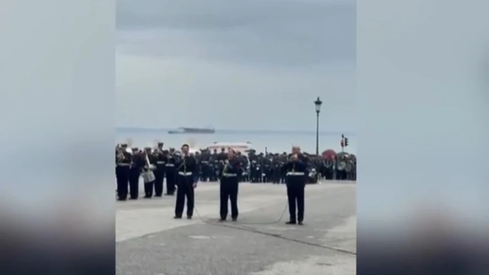 Θεσσαλονίκη: Η μπάντα του Πολεμικού Ναυτικού τραγούδησε Μαζωνάκη (video)