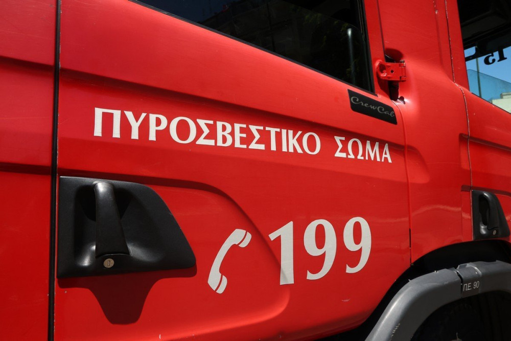 Ανεμοστρόβιλος «ξήλωσε» κολόνα φωτισμού και κεραμίδια στο Λαύριο - Μία τραυματίας